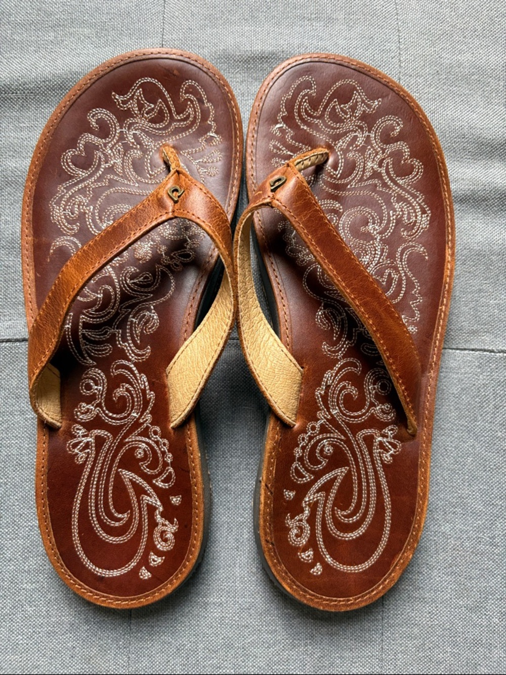 OluKai Brown Leather Paniolo Flip Flops 7.5 NWOT